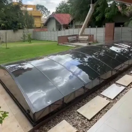 Cobertura Retrátil para Piscina em Centro, Vargem Grande Paulista SP — Cobertura em pátio de comércio com mesas externas