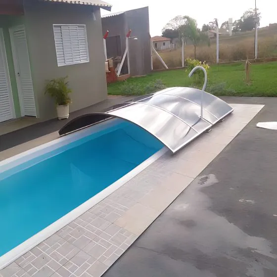 Cobertura Retrátil para Piscina em Centro, Vargem Grande Paulista SP — Cobertura com estrutura metálica reforçada