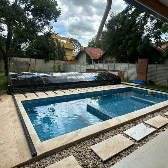 Cobertura Retrátil para Piscina em Centro, Vargem Grande Paulista SP — Instalação em fachada comercial