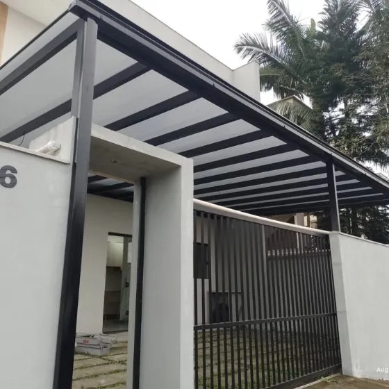 Pergolado Fixo de Ferro em Centro, Vargem Grande Paulista SP Pergolado Fixo de Ferro em Centro, Vargem Grande Paulista SP — Cobertura em pátio de comércio com mesas externas