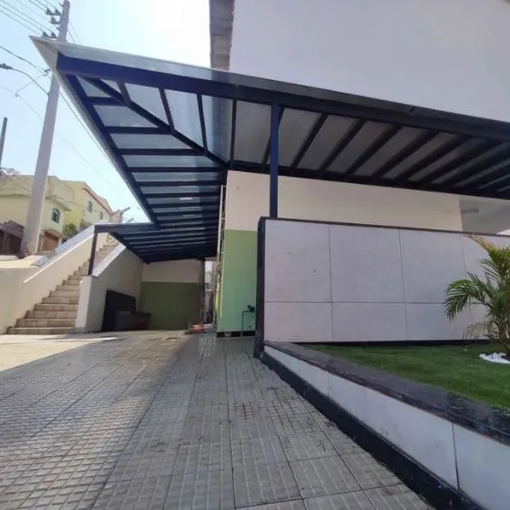 Pergolado Fixo de Ferro em Centro, Vargem Grande Paulista SP Pergolado Fixo de Ferro em Centro, Vargem Grande Paulista SP — Cobertura com calha lateral para escoamento
