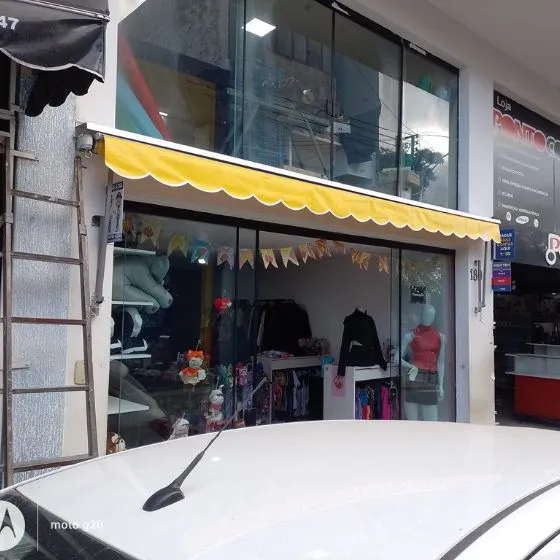 Toldo Cortina com Braços Laterais em Centro, Vargem Grande Paulista SP Toldo Cortina com Braços Laterais em Centro, Vargem Grande Paulista SP — Cobertura em pátio de comércio com mesas externas