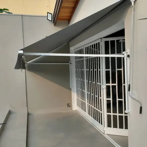 Toldo Cortina com Braços Laterais em Centro, Vargem Grande Paulista SP Toldo Cortina com Braços Laterais em Centro, Vargem Grande Paulista SP — Cobertura com estrutura metálica reforçada