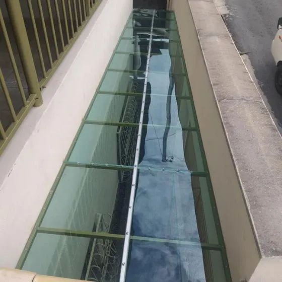Toldo Fixo Policarbonato Compacto em Vargem Grande Paulista SP Toldo Fixo Policarbonato Compacto em Vargem Grande Paulista SP — Cobertura com calha lateral para escoamento